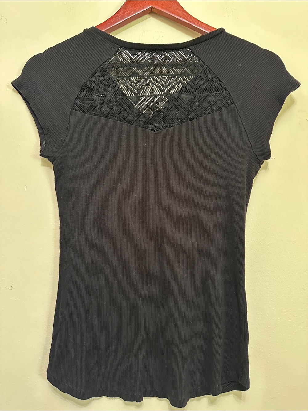 Women’s Black Lace Yoke Cap Sleeve Top - Picture 3 of 3